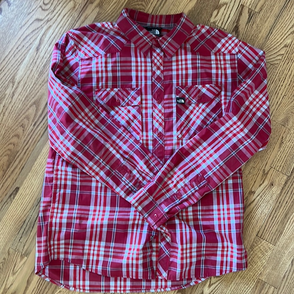 Men’s size Large The North Face western style snap shirt.